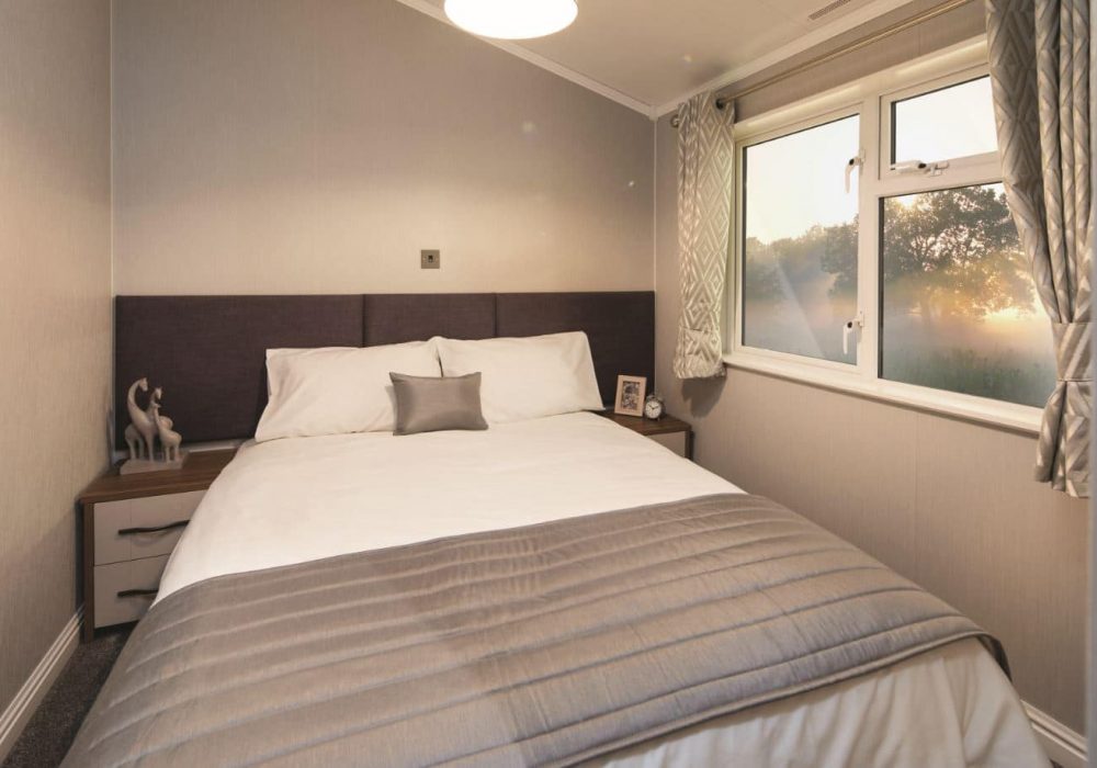 Willerby-Forest-Grove-Lodge-2020-Master-Bedroom3
